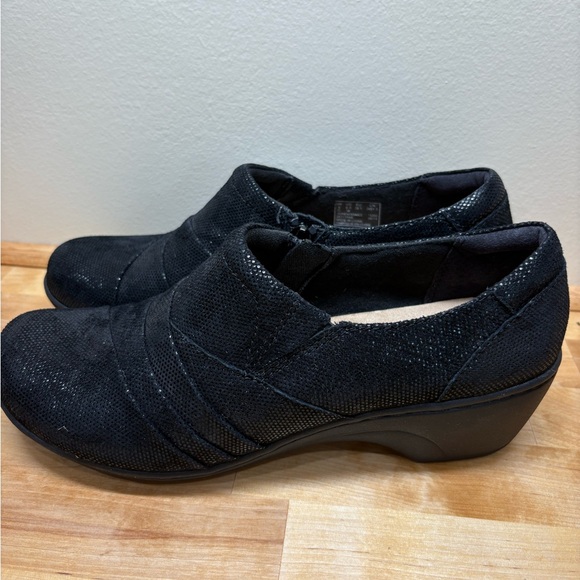 Clarks Women's Black Textured Loafers - Picture 3 of 7